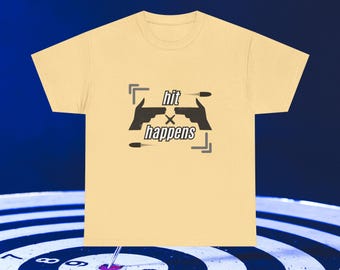 T-shirt parodique inspiré du film à succès « The Big Hit » (Hit Happens), style comédie d'action rétro années 90.