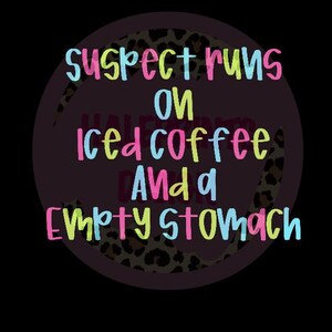 Puede incluir: Un diseño gráfico con un fondo de estampado de leopardo y el texto "Suspect runs on iced coffee and a empty stomach" en varios colores.