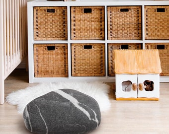 Het zachte Rock Stone-kussen. Model Loo. Woondecoratie, kiezelsteen, wonen, kussens, kamushi, voetenbankje, zachte steen, poefsteen.