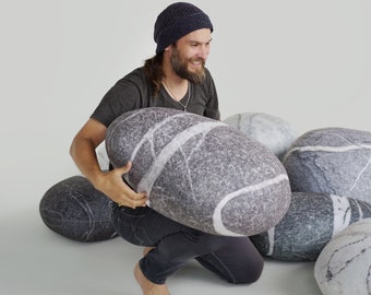 Het zachte Rock Stone-kussen. Ladoga. Woondecoratie, kiezelsteen, wonen, kussens, kamushi, voetenbankje, zachte steen, poefsteen.