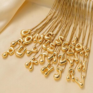 Collar con letras personalizadas: acero de titanio bañado en oro de 18 quilates