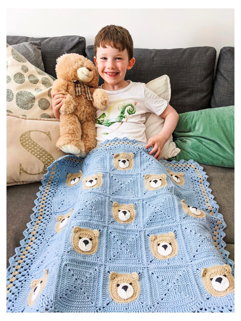 Cozy crochet baby blanket teddy motif