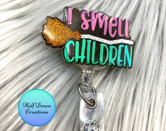 Carrete de insignias de Halloween con "I Smell Children", pinza de cocodrilo giratoria