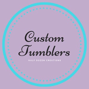 Peut inclure: Sur un fond lilas, un cercle en pointill&eacute; turquoise et un cercle turquoise plein. Les mots "Custom Tumblers" sont en &eacute;criture noire, avec "HALF DOZEN CREATIONS" en plus petit texte blanc en dessous.