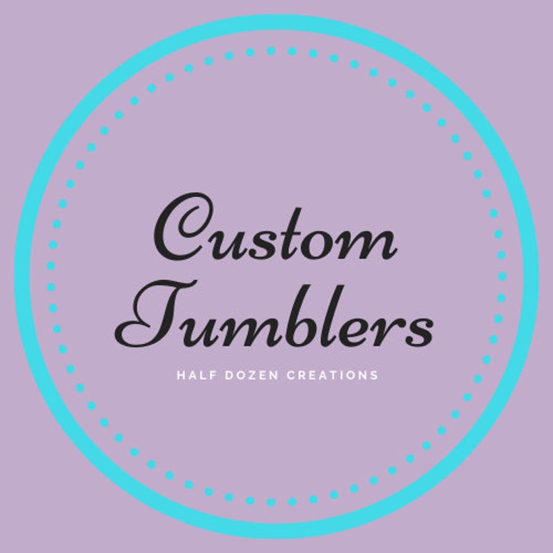 Peut inclure: Sur un fond lilas, un cercle en pointill&eacute; turquoise et un cercle turquoise plein. Les mots "Custom Tumblers" sont en &eacute;criture noire, avec "HALF DOZEN CREATIONS" en plus petit texte blanc en dessous.