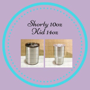 Peut inclure: Deux gobelets en acier inoxydable, l'un avec un couvercle noir et l'autre avec un couvercle transparent. Le texte "Shorty 10oz Kid 14oz" est &eacute;crit au-dessus des gobelets. Les gobelets sont affich&eacute;s sur une surface claire.
