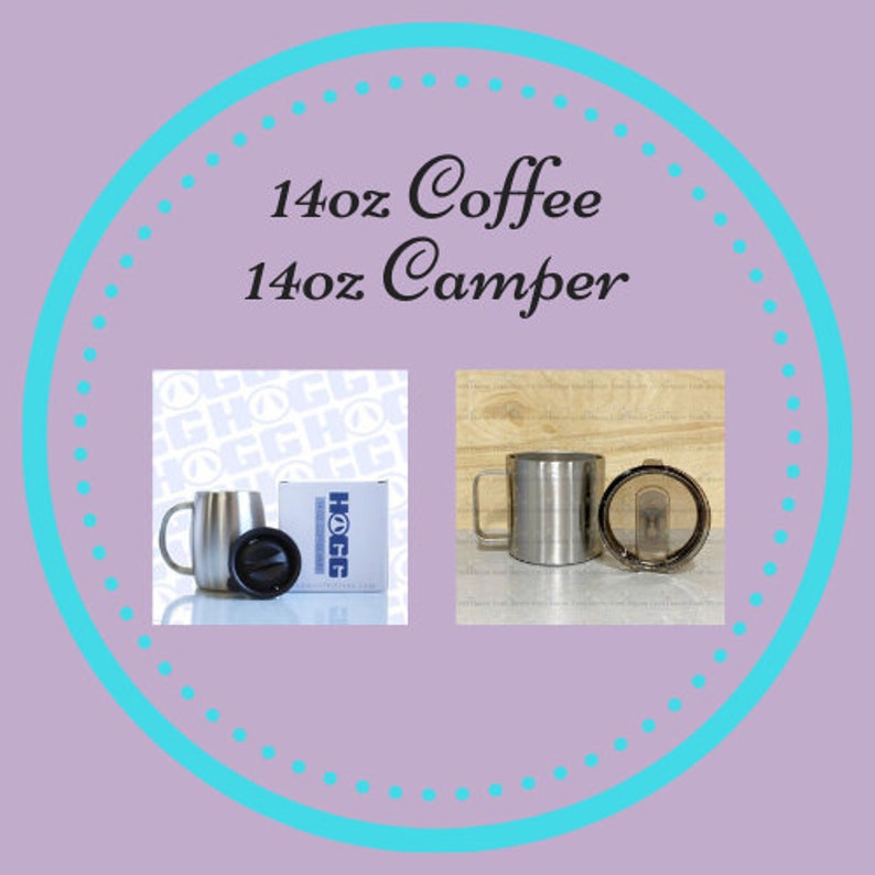 Peut inclure: Deux mugs &agrave; caf&eacute; en acier inoxydable avec des couvercles et des poign&eacute;es noirs. Un mug est pr&eacute;sent&eacute; sans son couvercle. Le texte sur l'image indique "14oz Coffee" et "14oz Camper". Une bo&icirc;te blanche avec le logo "HOGG" est &eacute;galement visible.