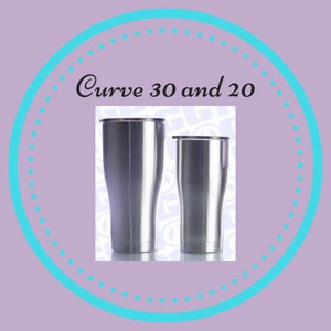 Peut inclure: Deux gobelets isothermes en acier inoxydable avec couvercles noirs. Les gobelets sont &eacute;tiquet&eacute;s "Curve 30 and 20". Le plus grand gobelet est d'environ 887 ml, et le plus petit est d'environ 591 ml. Les gobelets ont un design incurv&eacute;.