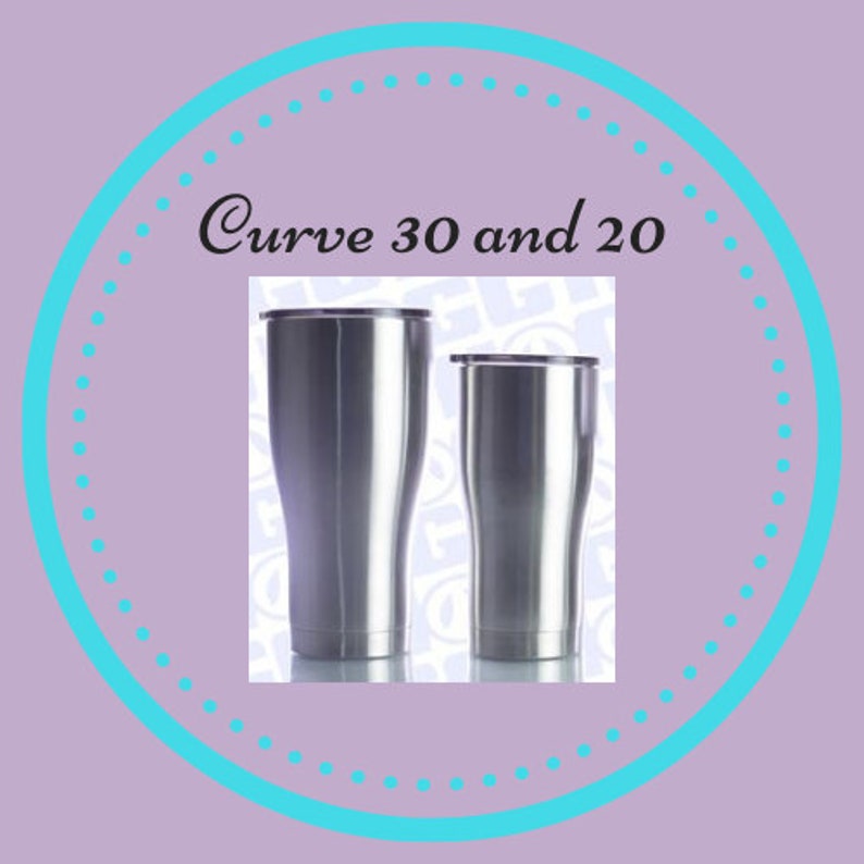 Peut inclure: Deux gobelets isothermes en acier inoxydable avec couvercles noirs. Les gobelets sont &eacute;tiquet&eacute;s "Curve 30 and 20". Le plus grand gobelet est d'environ 887 ml, et le plus petit est d'environ 591 ml. Les gobelets ont un design incurv&eacute;.