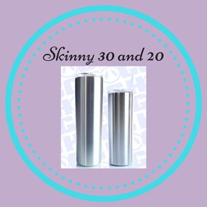 Peut inclure: Deux gobelets fins en acier inoxydable, un grand et un plus petit, avec des couvercles transparents et une paille dans le plus petit. L'image comprend le texte "Skinny 30 and 20" sur un fond violet avec une bordure turquoise.
