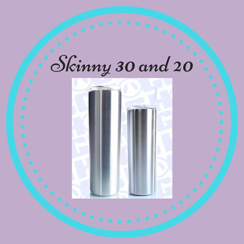 Peut inclure: Deux gobelets fins en acier inoxydable, un grand et un plus petit, avec des couvercles transparents et une paille dans le plus petit. L'image comprend le texte "Skinny 30 and 20" sur un fond violet avec une bordure turquoise.
