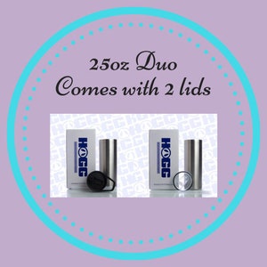 Peut inclure: Deux gobelets en acier inoxydable avec des couvercles noirs et des bo&icirc;tes blanches. Les bo&icirc;tes portent le mot "HOGG" en bleu et blanc. Le texte "25oz Duo Comes with 2 lids" est &eacute;crit dans une police d&eacute;corative.