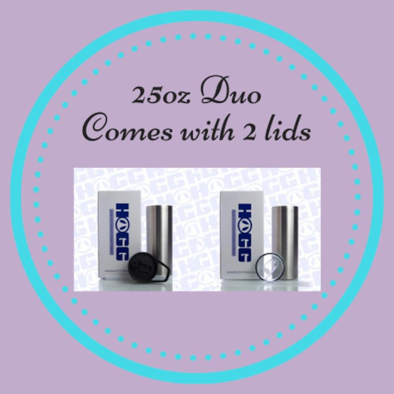 Peut inclure: Deux gobelets en acier inoxydable avec des couvercles noirs et des bo&icirc;tes blanches. Les bo&icirc;tes portent le mot "HOGG" en bleu et blanc. Le texte "25oz Duo Comes with 2 lids" est &eacute;crit dans une police d&eacute;corative.