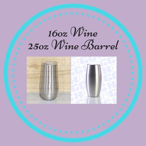 Peut inclure: L'image pr&eacute;sente deux gobelets &agrave; vin en acier inoxydable. Le texte sur l'image indique "16oz Wine" et "25oz Wine Barrel". Les gobelets sont pr&eacute;sent&eacute;s sur un fond violet clair avec un cercle turquoise et une bordure pointill&eacute;e turquoise.