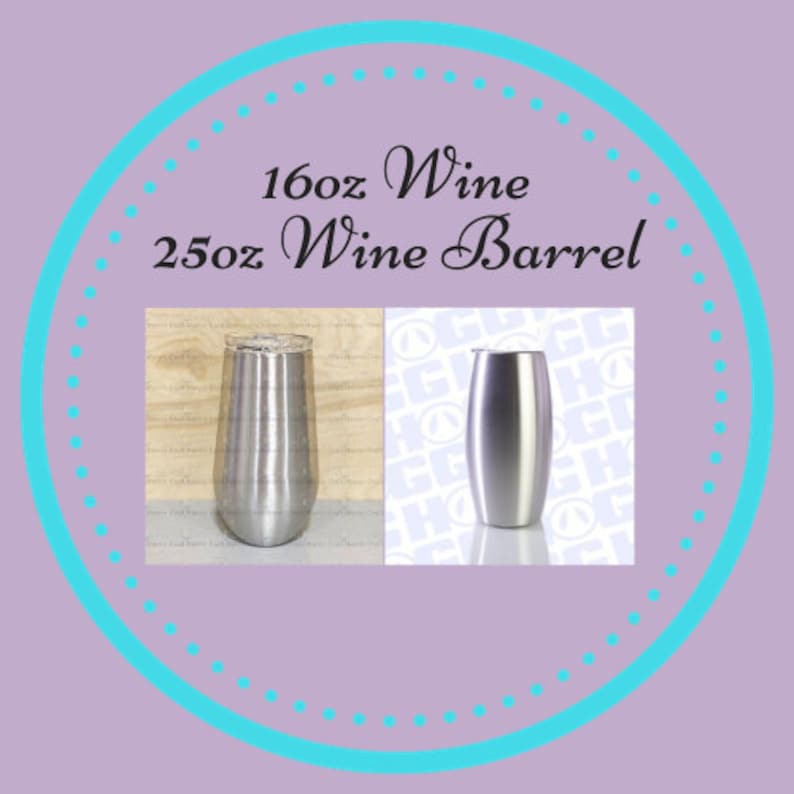Peut inclure: L'image pr&eacute;sente deux gobelets &agrave; vin en acier inoxydable. Le texte sur l'image indique "16oz Wine" et "25oz Wine Barrel". Les gobelets sont pr&eacute;sent&eacute;s sur un fond violet clair avec un cercle turquoise et une bordure pointill&eacute;e turquoise.