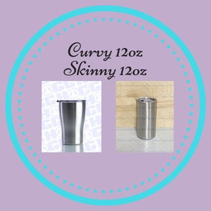 Peut inclure: Deux gobelets en acier inoxydable sont pr&eacute;sent&eacute;s, un incurv&eacute; de 355 ml et un mince de 355 ml. Les gobelets sont argent&eacute;s et ont un couvercle. Le texte "Curvy 12oz" et "Skinny 12oz" est &eacute;crit en script noir.
