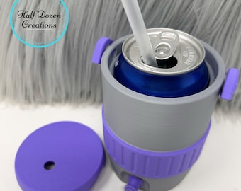 Enfriador de latas impreso en 3D con tapa para pajita / Soporte aislante para latas de refresco / Funda reutilizable para bebidas / Enfriador de bebidas personalizado / Se adapta a latas estándar de 355 ml (12 oz)