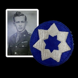 Può includere: Una foto in bianco e nero di un uomo in uniforme militare, con una toppa a stella blu e bianca su sfondo blu.