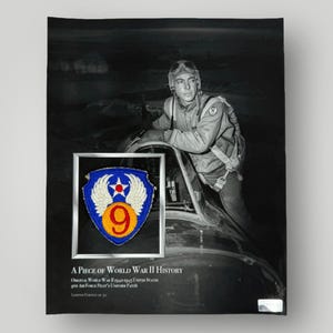Peut inclure: Une photographie en noir et blanc encadrée d'un pilote dans un cockpit avec un écusson bleu et jaune avec une étoile blanche et des ailes et le numéro 9. Le texte sous l'image indique "A Piece of World War II History. Original World War II 1942-1945 United States 9th Air Force Pilot's Uniform Patch. Limited Edition of 50."