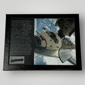 RZADKI Oryginalny NASA Space Shuttle Atlantis STS 1992 Missions "Space Flightn" Gadżet do prezentacji historii fragmentu wahadłowca astronautów (wraz z C.O.A.)
