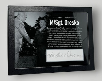 Autentisk amerikansk armé, mottagare av militärtjänstgöring från andra världskriget, signerad sergeant Nicholas Oresko, 94:e infanteridivisionen, militär gåva i 8x6-format (med certifieringscertifikat)
