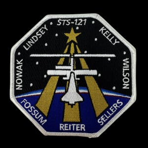 Puede incluir: Un letrero de madera rústica con la palabra "Welcome" en letras blancas. El letrero presenta un acabado envejecido y un diseño sencillo y acogedor, ideal para un porche o entrada. El letrero es rectangular.