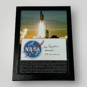 Autograf promu kosmicznego NASA Discovery: Kenneth S. Reightler Jr., ekspozycja z autografem (C.O.A.)