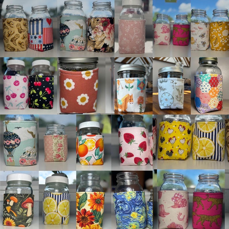 K&ouml;nnte beinhalten: Eine Sammlung von Einmachgl&auml;sern aus Glas mit verschiedenen Stoffh&uuml;llen in diversen Mustern wie Blumen, Fr&uuml;chten, Tieren, geometrischen Formen und k&uuml;nstlerischen Drucken. Jedes Glas hat einen wei&szlig;en Deckel und eine passgenaue Stoffh&uuml;lle.