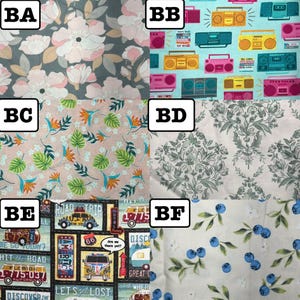 K&ouml;nnte beinhalten: Eine Collage aus sechs Stoffmustern: BA zeigt rosa Blumen auf dunkelgrauem Grund; BB zeigt bunte Ghettoblaster auf hellblauem Grund; BC zeigt tropische Bl&auml;tter und Blumen auf Rosa; BD hat ein graues Damastmuster; BE zeigt Reisebusse; BF zeigt Blaubeeren.