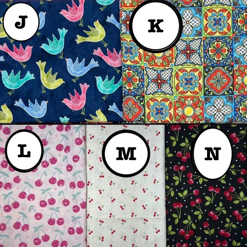 K&ouml;nnte beinhalten: Eine Sammlung von f&uuml;nf Stoffmustern mit den Bezeichnungen J, K, L, M und N. Muster J zeigt bunte V&ouml;gel auf dunkelblauem Grund. Muster K zeigt ein geometrisches Fliesenmuster. Die Muster L, M und N zeigen verschiedene Kirschmotive.