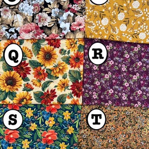 K&ouml;nnte beinhalten: Eine Sammlung von sechs Stoffmustern mit verschiedenen Blumenmustern. Die Designs umfassen gro&szlig;e rosa und wei&szlig;e Pfingstrosen auf Schwarz, wei&szlig;e Bl&uuml;ten auf Senfgelb, Sonnenblumen auf Creme, violette Stoffe mit kleinen Bl&uuml;ten und orangefarbene Drucke.
