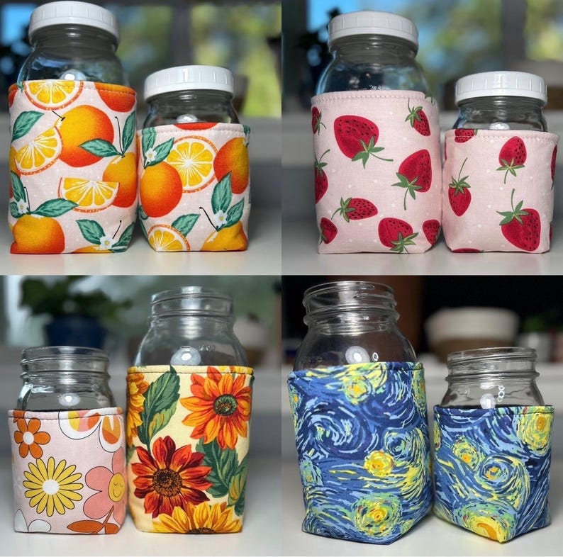 K&ouml;nnte beinhalten: Eine Sammlung von acht Gl&auml;sern, jedes mit einer abnehmbaren Stoffh&uuml;lle. Die H&uuml;llen zeigen verschiedene Muster, darunter Orangen, Erdbeeren, Retro-Blumen und ein wirbelndes blaues Design, das an einen sternenklaren Nachthimmel erinnert.