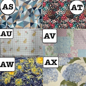 K&ouml;nnte beinhalten: Eine Collage aus sechs Stoffmustern, beschriftet von AS bis AX. Die Muster umfassen blaue geometrische Dreiecke, einen schwarzen Blumendruck, hellrosa Vichy-Karo mit Hasen, ein pastellfarbenes Patchwork, ein wirbelndes gelb-blaues Design.