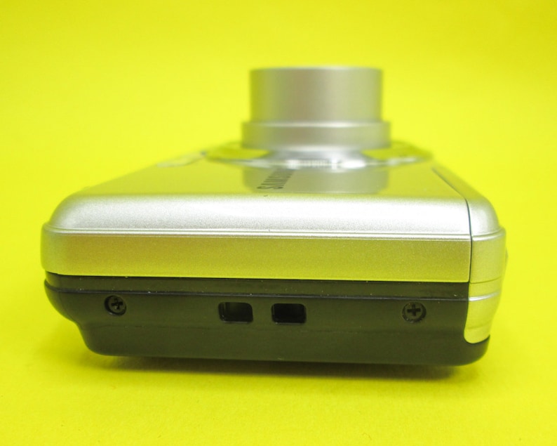 Samsung ES9 12.2MP Compact Digital Camera Point & Shoot Silver Working