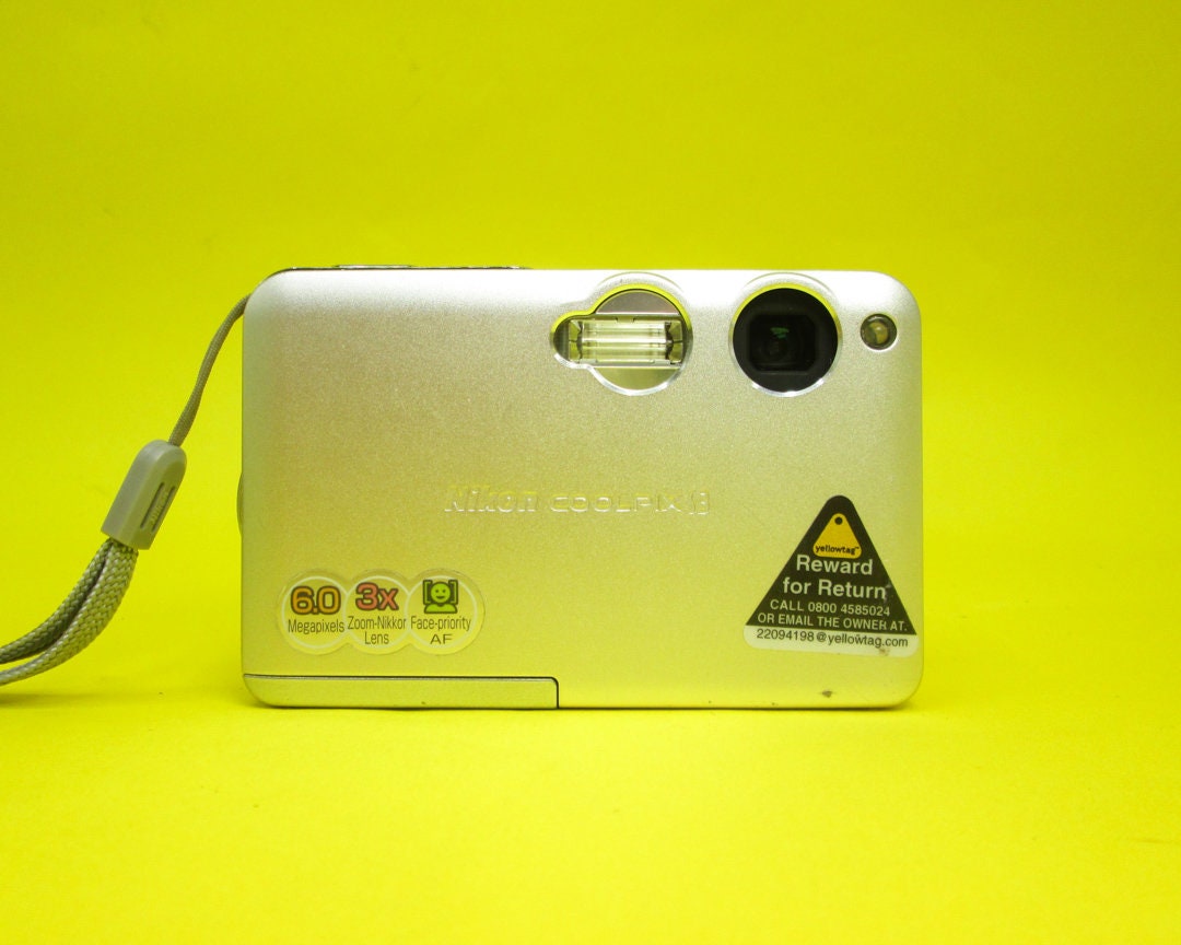 Nikon Coolpix S3 Compact Digital Camera 6.0MP 3x Zoom Point & Shoot