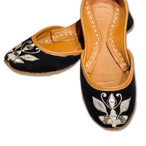 Femmes de couleur noire Khussa agrémentées de fils blancs et de travail de miroir, jutti de mariage, chaussures de fête ethniques indiennes, femmes mojaris