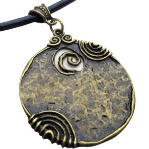 Könnte beinhalten: Ein runder, bronzefarbener Anhänger mit einer strukturierten Oberfläche und einem Spiraldesign. Der Anhänger ist an einem schwarzen Lederband befestigt.