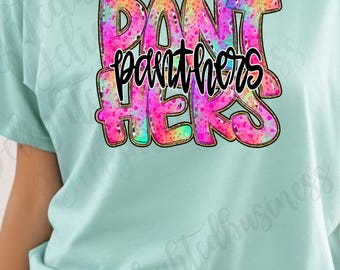 Può includere: Una maglietta blu turchese con una grafica colorata che dice "Pant-hers". La grafica ha un effetto tie-dye con colori rosa, giallo, blu e verde.