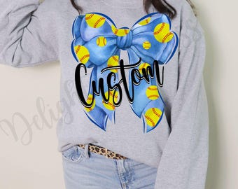 Pode incluir: Camisola cinzenta com um laço azul aquarela com desenhos de softball amarelos e a palavra "Custom" em preto.