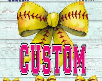 Pode incluir: Um laço amarelo de softball com costuras vermelhas e a palavra "CUSTOM" em letras cor-de-rosa. O laço está sobre um fundo de madeira azul claro com a palavra "CUSTOM" em várias cores acima e abaixo do laço.