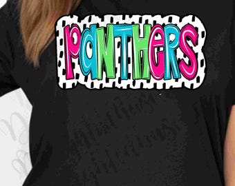 Può includere: Maglietta nera con una grafica colorata "Panthers" in una cornice a pois bianca e nera.