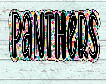 Può includere: Un cartello colorato con la parola "PANTHERS" in grandi lettere nere a bolle. Le lettere sono delineate in bianco e poggiano su uno sfondo di pois multicolore. Il cartello ha un bordo smerlato e si trova su uno sfondo di legno azzurro chiaro invecchiato.
