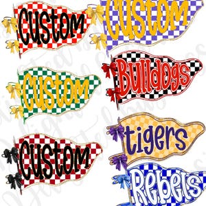 Puede incluir: Una colección de banderas en forma de banderín con un patrón de cuadros en varios colores, incluyendo rojo, verde, morado y dorado. Cada bandera presenta texto como "Custom", "Bulldogs", "Tigers" y "Rebels". Lazos dorados adornan las banderas.