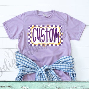 Puede incluir: Una camiseta morada con un borde a cuadros y la palabra "CUSTOM" en un contorno amarillo.