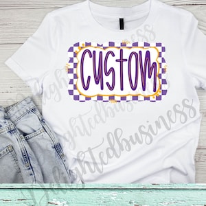 Puede incluir: Camiseta blanca con un dise&ntilde;o a cuadros morado y blanco con la palabra "CUSTOM" en una fuente de letra morada.