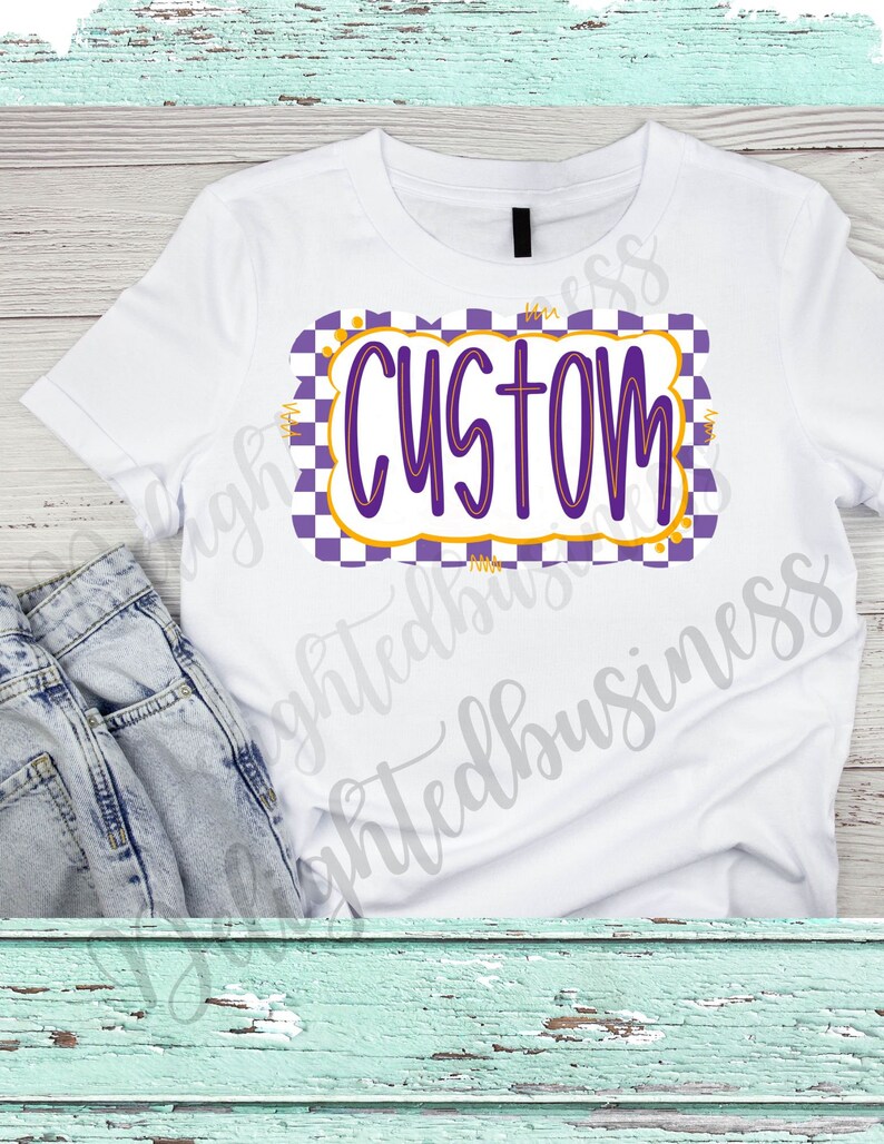 Puede incluir: Camiseta blanca con un dise&ntilde;o a cuadros morado y blanco con la palabra "CUSTOM" en una fuente de letra morada.