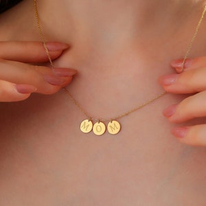 14k Solid Gold Initial Triple Disc Halskette: Personalisierter 3 Münzenanhänger