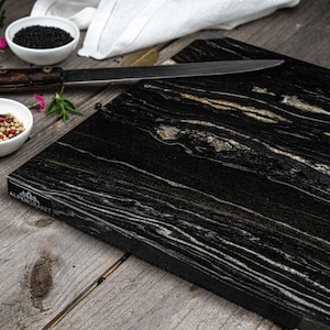 Deska do krojenia, deska do serwowania, deska do serów z kamienia naturalnego, deska prezentacyjna, granit, powierzchnia polerowana, kwarcyt Portoro