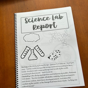 Puede incluir: Un informe de laboratorio científico en blanco y negro con un título que dice "Science Lab Report". El informe incluye un dibujo de un vaso de precipitados, una molécula y un dado. El texto de la página trata sobre el estudio de los seres vivos y el comportamiento de la materia.