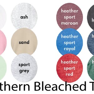 Puede incluir: Imagen que muestra una variedad de opciones de color de camisetas. Los colores incluyen blanco, ceniza, rosa claro, arena, menta, gris deportivo, brezo granate, brezo oscuro, brezo deportivo real, brezo deportivo marino, brezo deportivo rojo y brezo deportivo verde. El texto dice "Northern Bleached Tees".